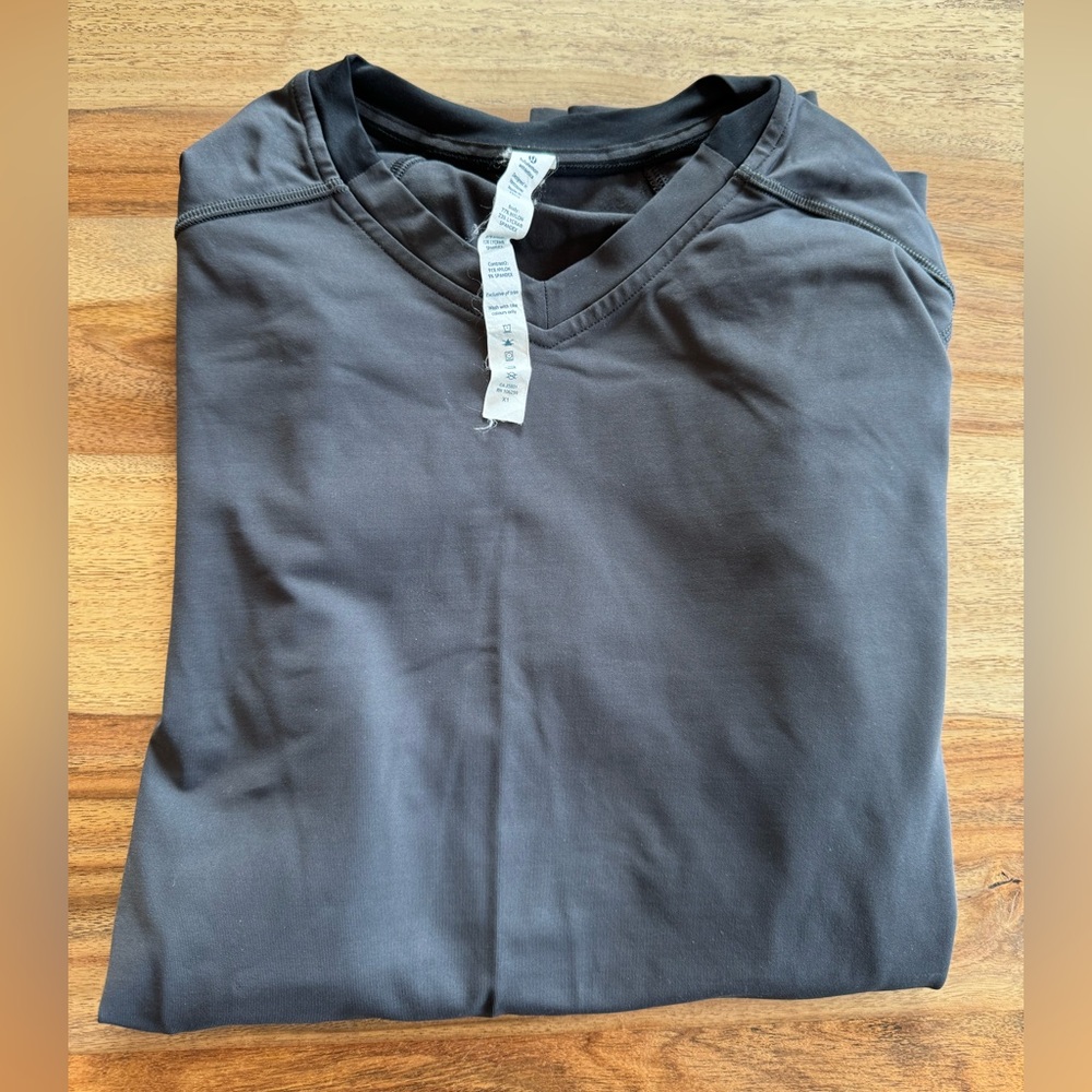 Men’s LULULEMON fitted base layer - size small